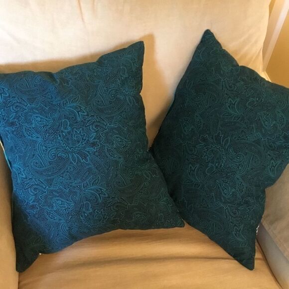 CLOSEOUT SALE $20 NWT Set of Two Handcrafted Quilted Pillows - Picture 8 of 9
